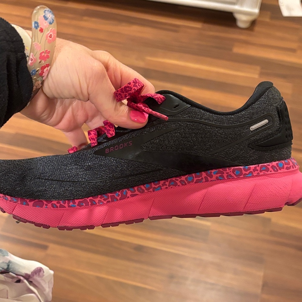 Brooks Women's Black and Pink Athletic Shoes